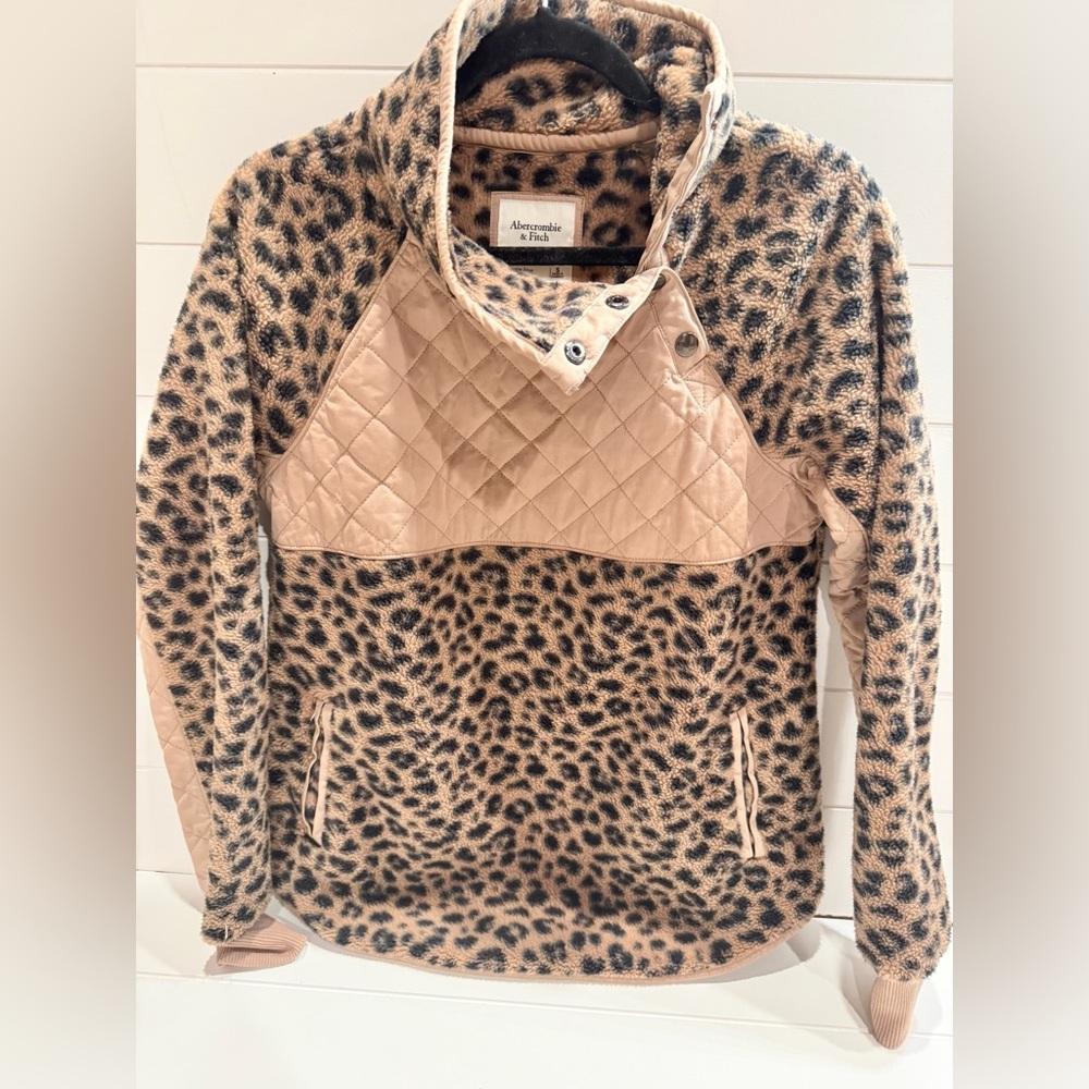 Abercrombie & Fitch Leopard Asymmetrical Button Fleece Sweater Size Small